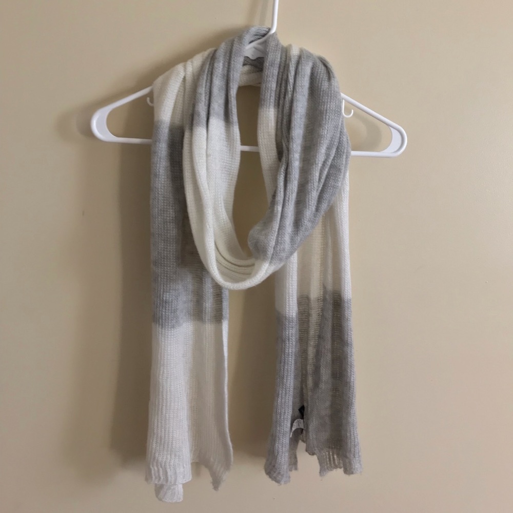 🧣 AE White & Gray Block Scarf 🧣